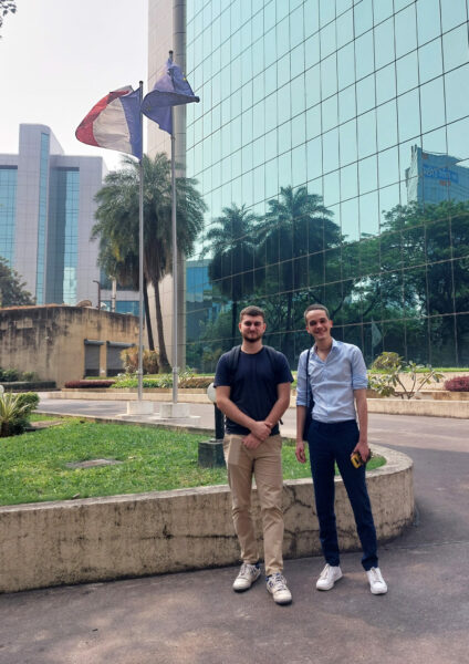 Arthur et Josselin Chesnel devant le Consulat français à Mumbaï