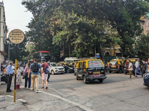 Arthur dans les rues de Mumbaï