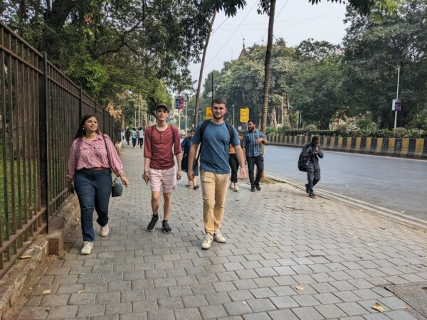 Arthur dans les rues de Mumbaï avec Vanisha Hemrajani, Campus France Manager, et Josselin Chesnel