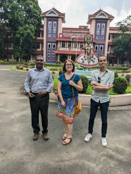 Sophie Liénart et Josselin Chesnel accompagnés de Kailasnath Madanan devant la CUSAT