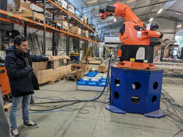 Nos étudiants ont admiré un robot Kuka