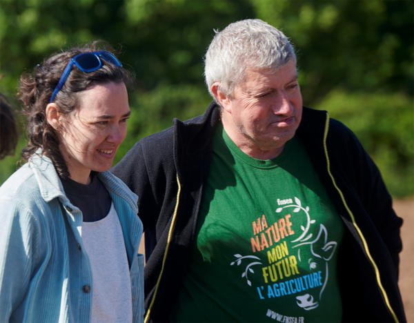Denis en compagnie de Flora Pensec, l'enseignante qui encadre le projet