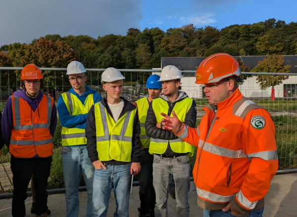 Baptiste Hubert, conducteur de Travaux chez Colas, a fait découvrir le chantier à nos étudiants