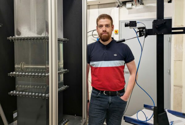 Victor avec, en premier plan, la caméra de son dispositif