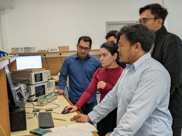 Les ingénieurs indonésiens avec Lana Damaj, qui leur dispense une partie de la formation