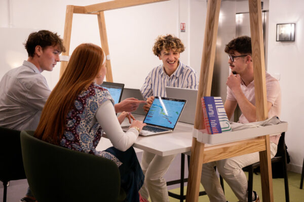 Chaque semaine, les étudiants travaillent sur leur pépite