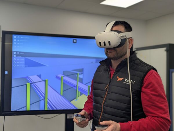 Ce participant visite virtuellement la ligne de production conçue par AB Process