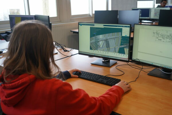 Chaque groupe travaille sur une partie du navire