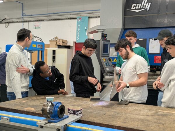 Les étudiants ont fait découvrir les ateliers GMP aux résidents du foyer