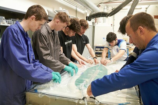 Un atelier dédié aux composites très bien équipé : étuves, presse chauffante, vide et procédés RTM, infusion, pré-imprégnés.
